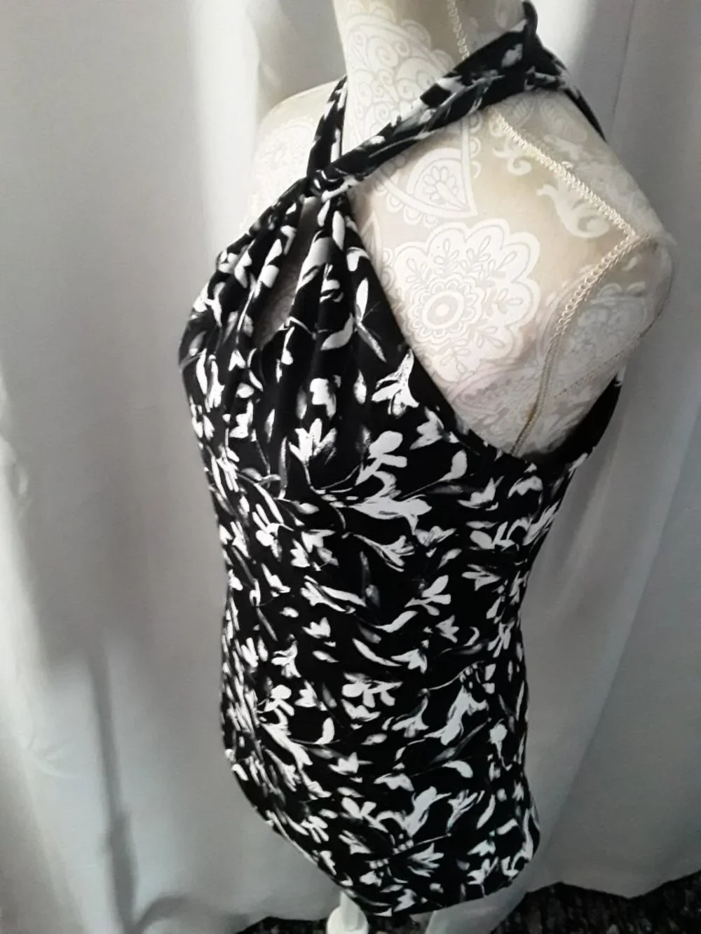 White House Black Market lovely black and white halter top size S - Picture 9 of 10